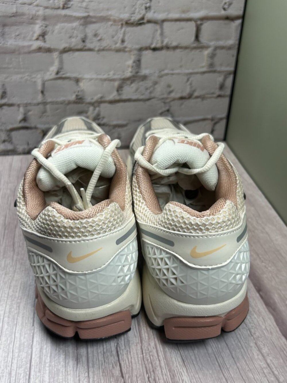 NIKE ZOOM VOMERO 5 (9.5) - Picture 7 of 15